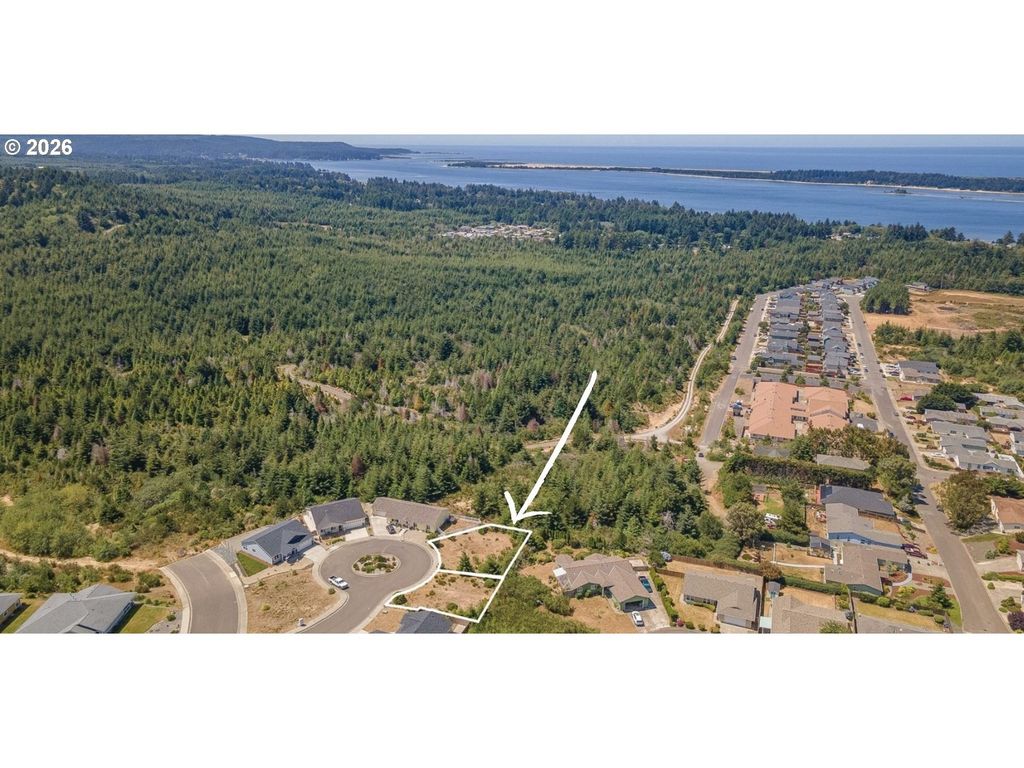 2 Nautical Ct, Coos Bay
