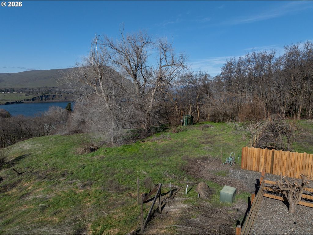 8176 State Route 14, Lyle