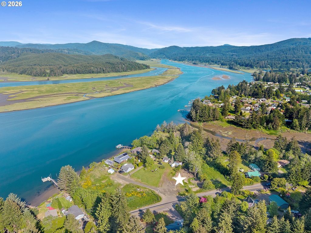 Se Medowlark Ln, Waldport