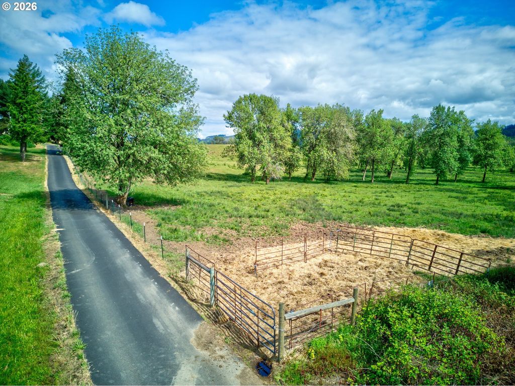 927 State Highway 138 W 14 & 15, Sutherlin