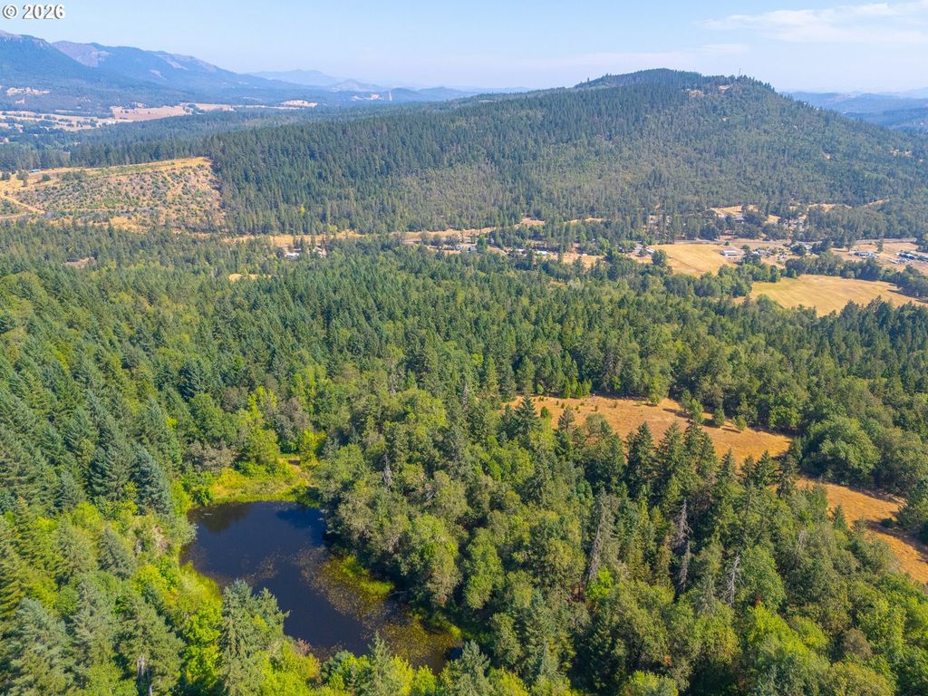 2894 Coos Bay Wagon Rd, Roseburg