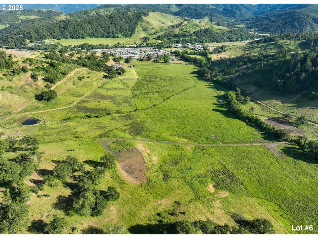 955 Kester Rd, Roseburg
