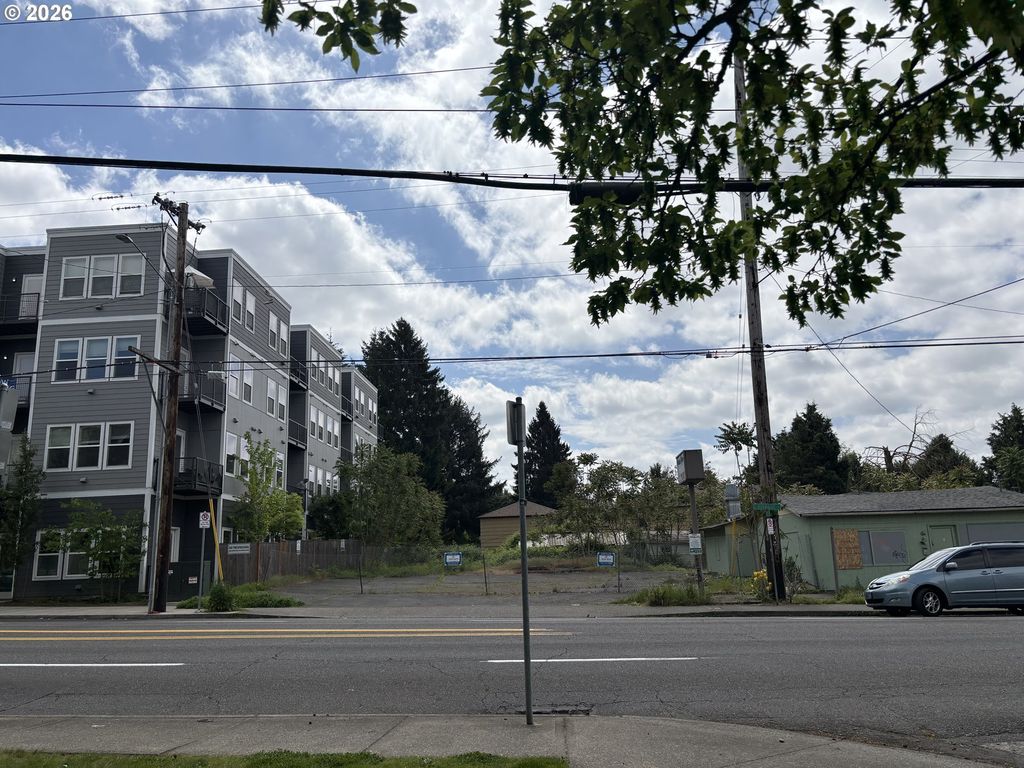 5842 E Burnside St, Portland