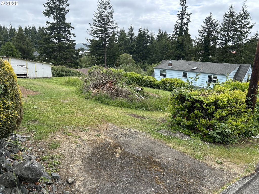 W 15th St, Coquille