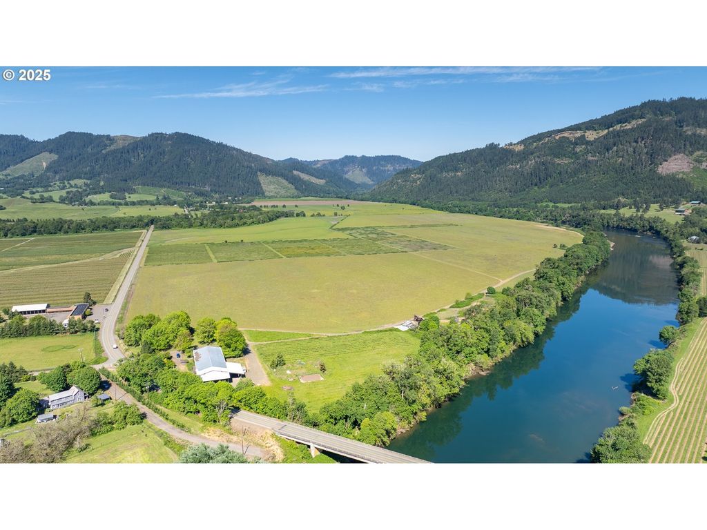 687 Hubbard Creek Rd, Umpqua