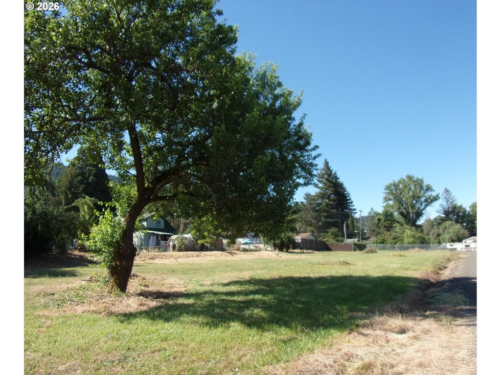Walnut St, Myrtle Creek