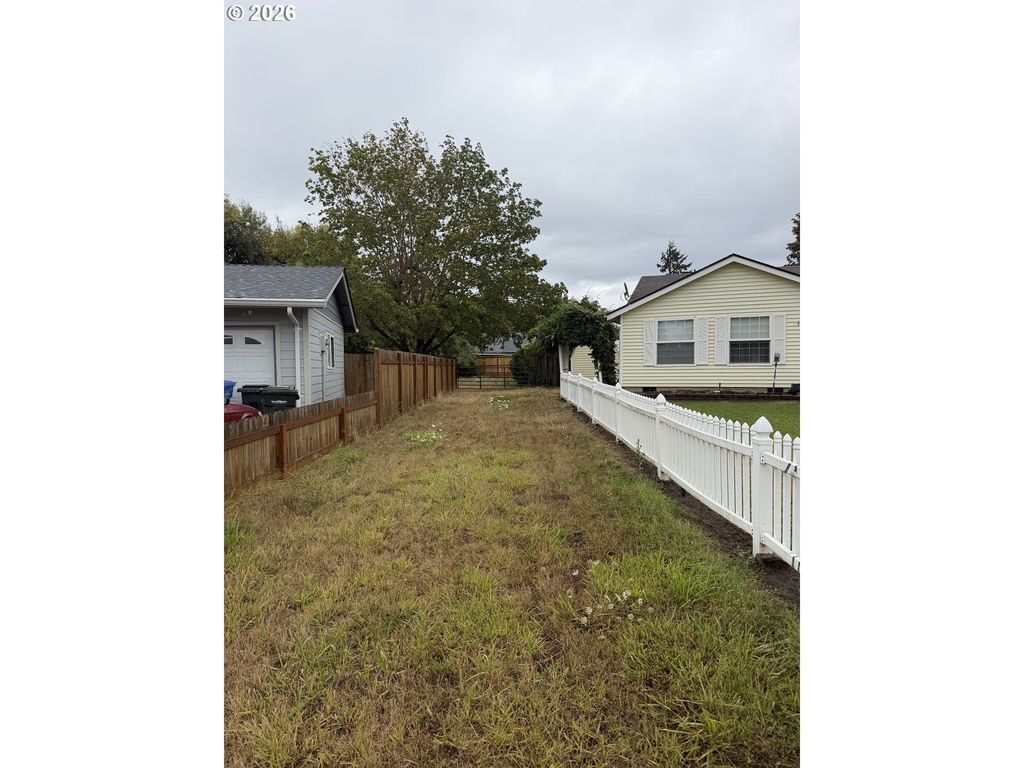 Elizabeth St, Eugene
