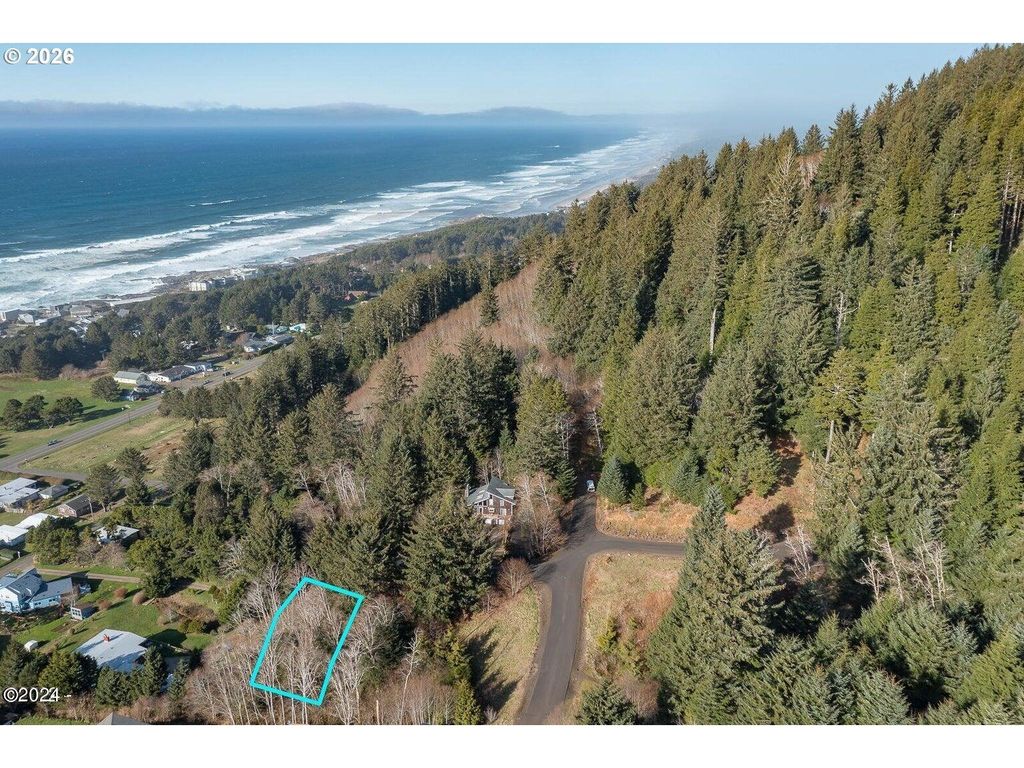 210 Chief Albert Dr, Yachats
