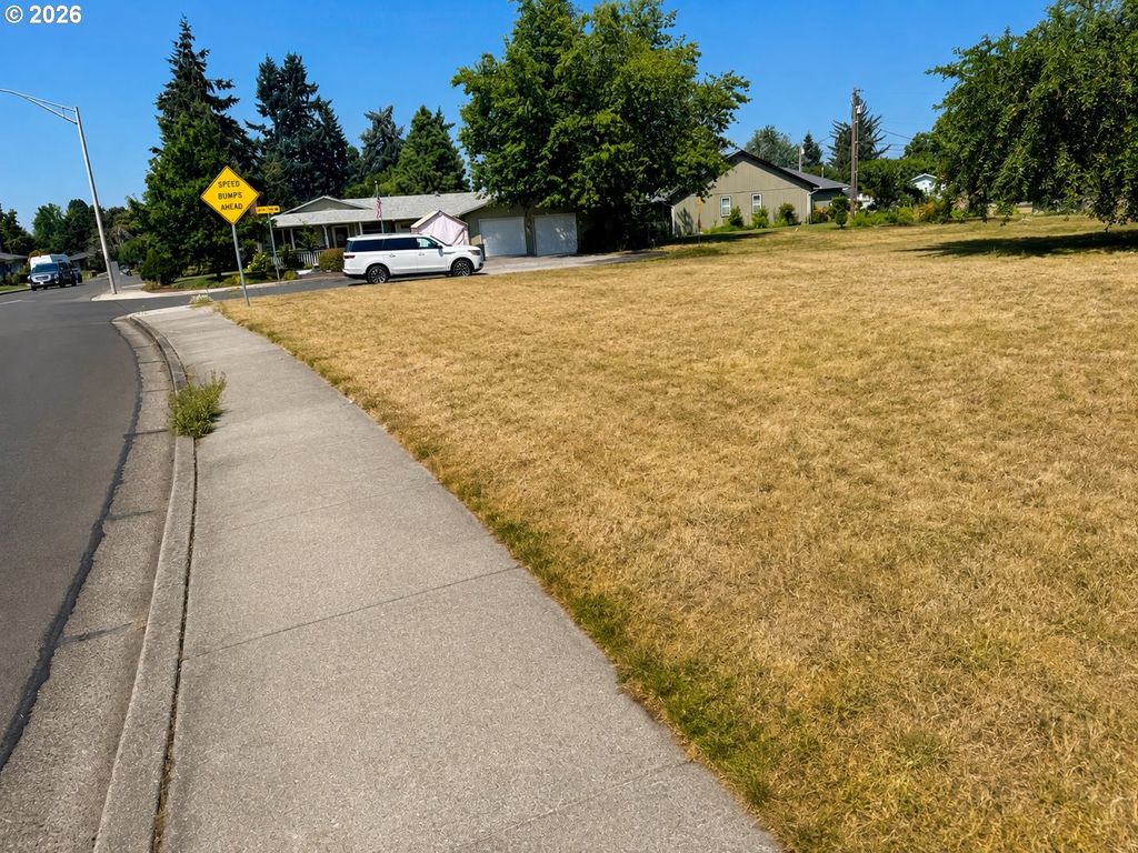 Royal Ave 1, Eugene
