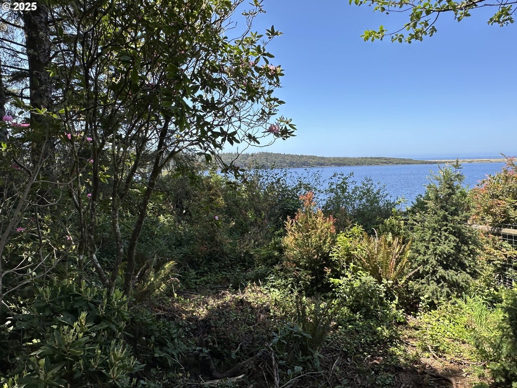 Lakeshore Dr, Langlois