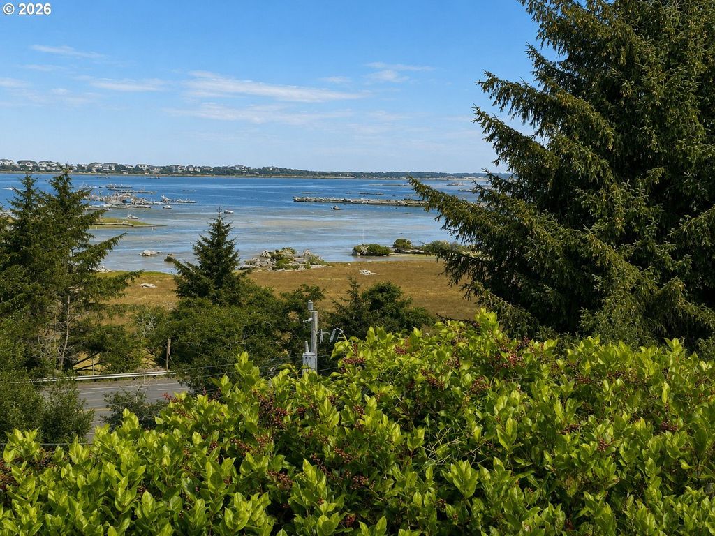 163 S Wells Dr, Lincoln City