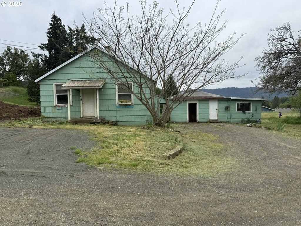 1420 Nw Grove St, Roseburg