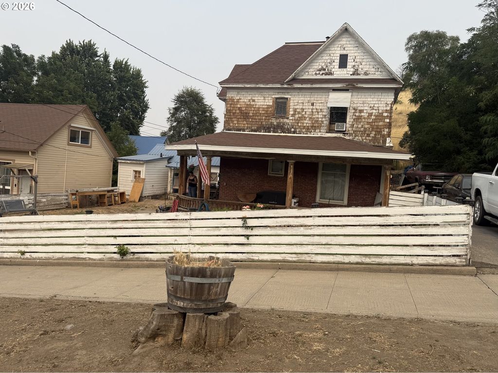 618 S Main St, Pendleton