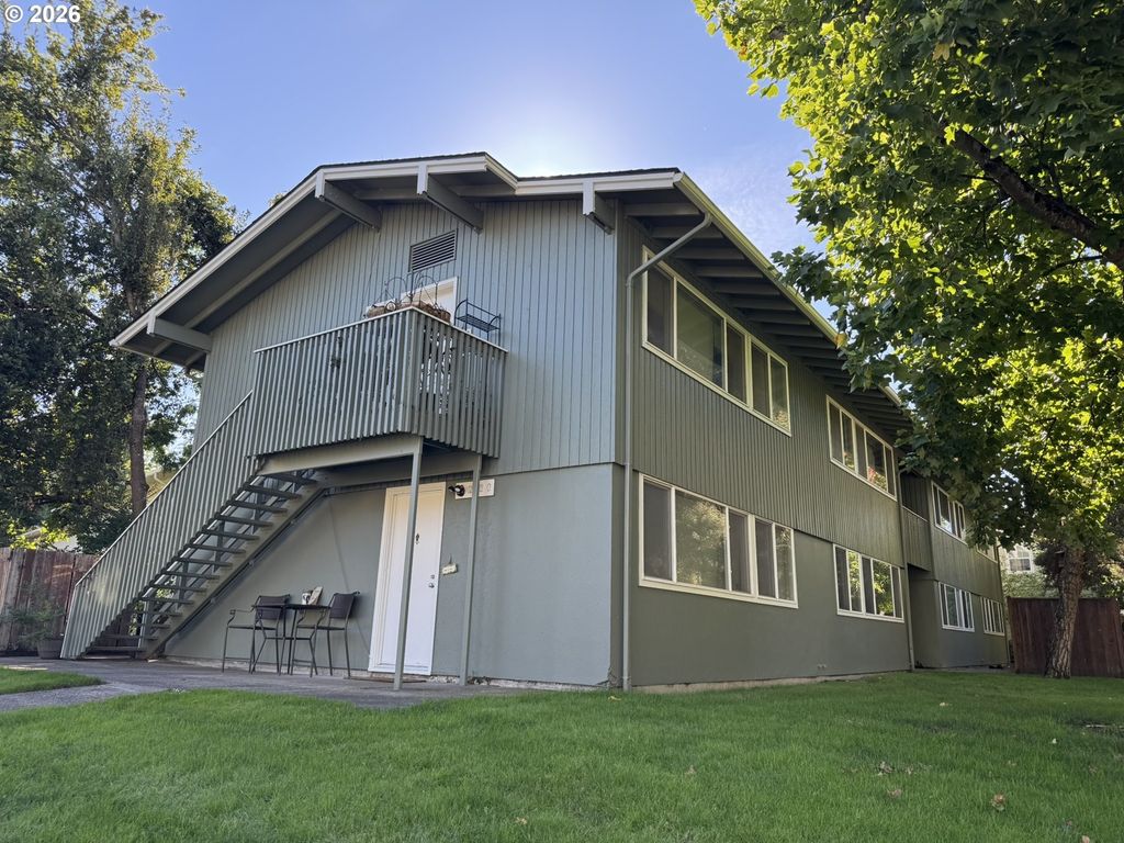 2180 W 17th Ct, Eugene