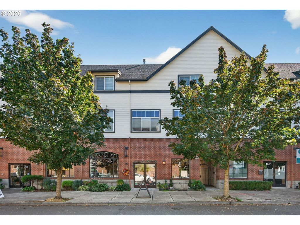 1647 Ne Market Dr, Fairview