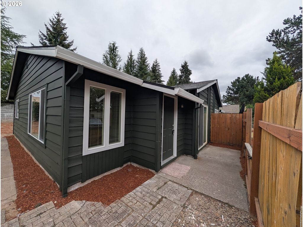 2027 Se River Rd, Hillsboro