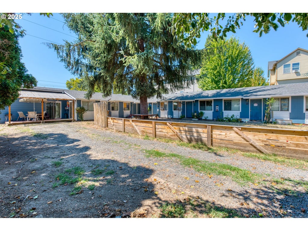 1112 E Main St, Hillsboro