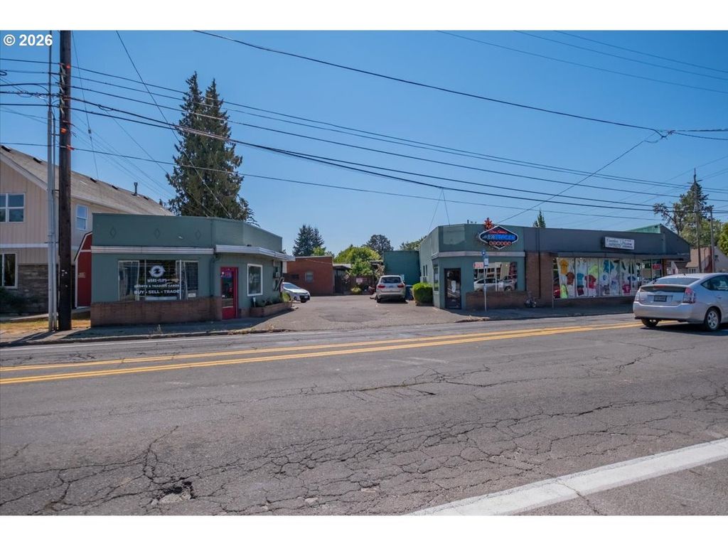 1742 Center St, Salem