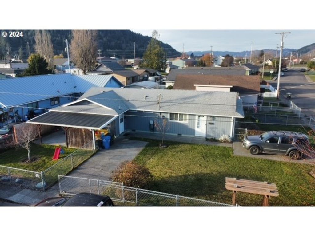 907 Greenwood Ave, Reedsport