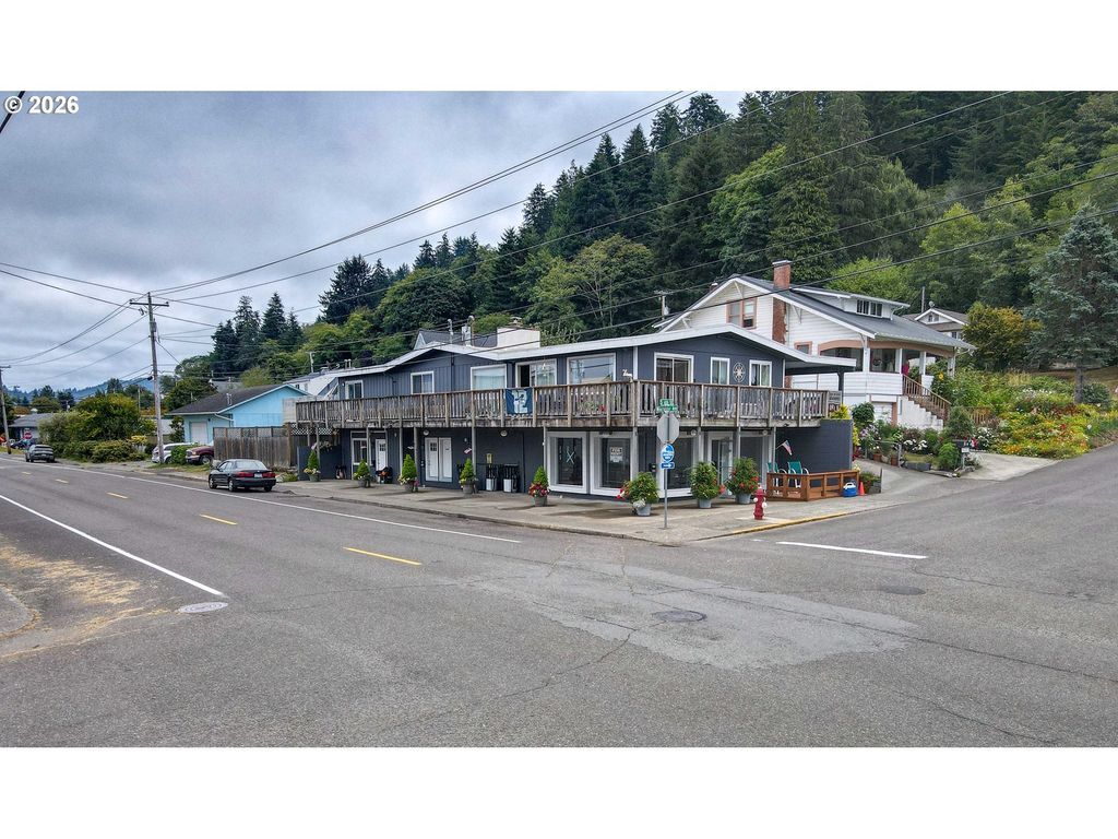 582 Winchester Ave, Reedsport