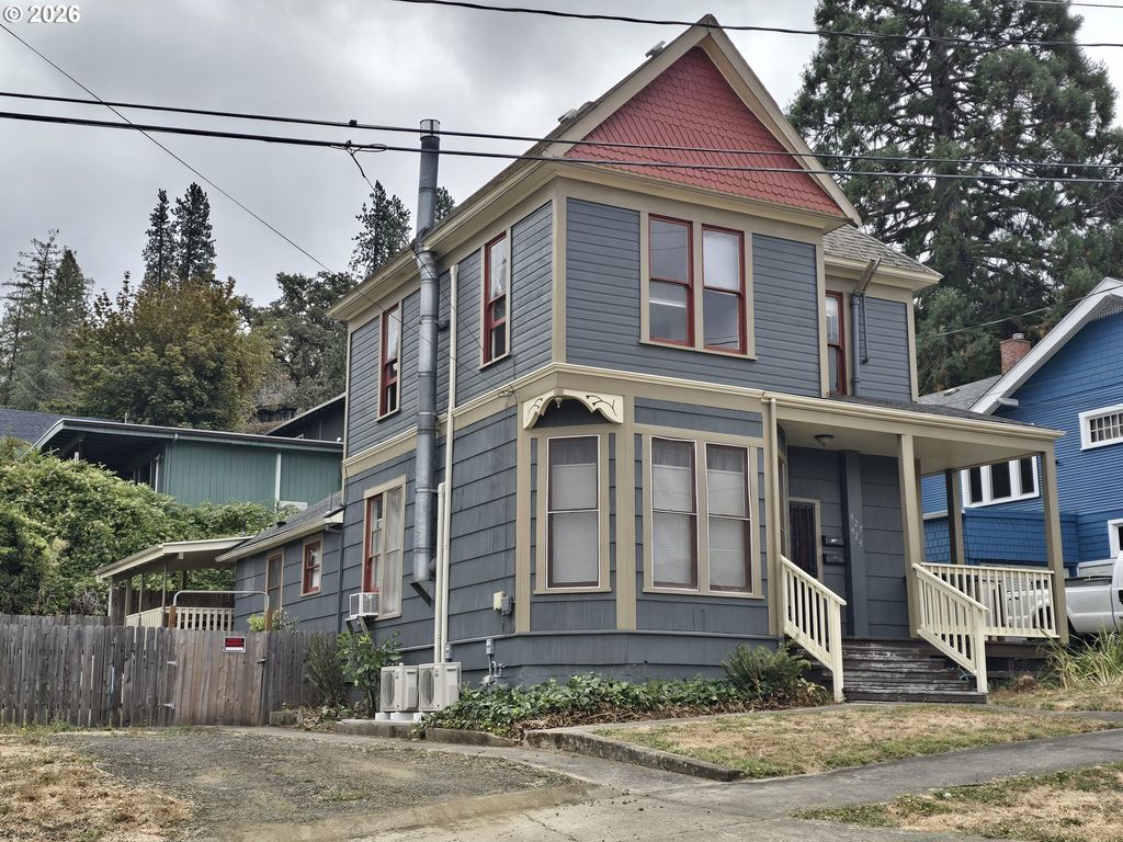 925 Se Main St, Roseburg