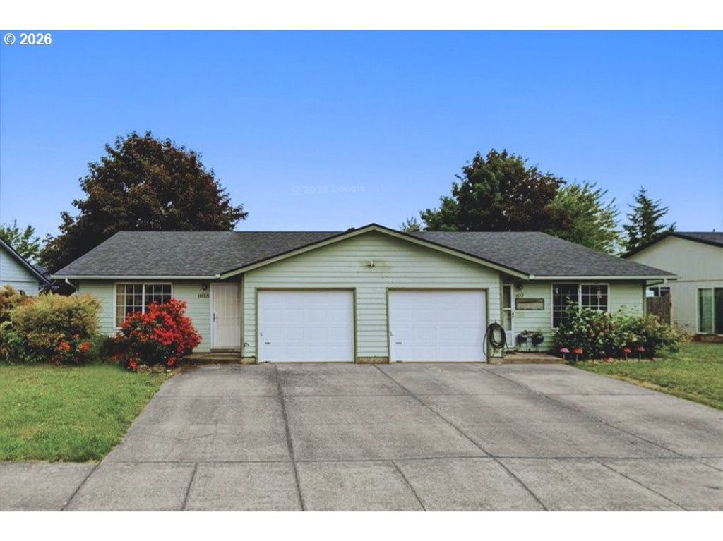 1453 W Locust St, Stayton