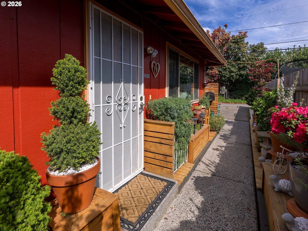 2027 Thompson Ave, Vancouver