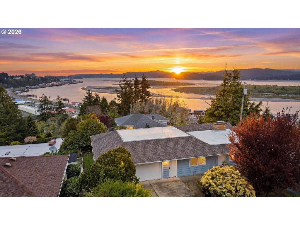 546 W Fir Ave, Coos Bay