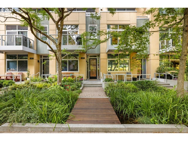 819 S Pennoyer St, Portland