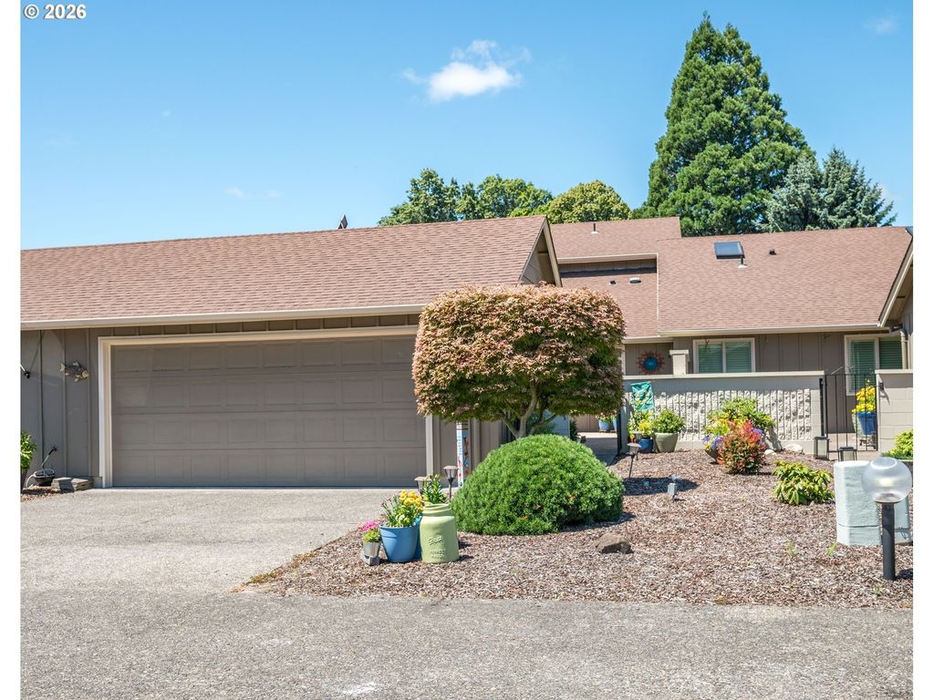 575 Peardale Ln 11, Longview