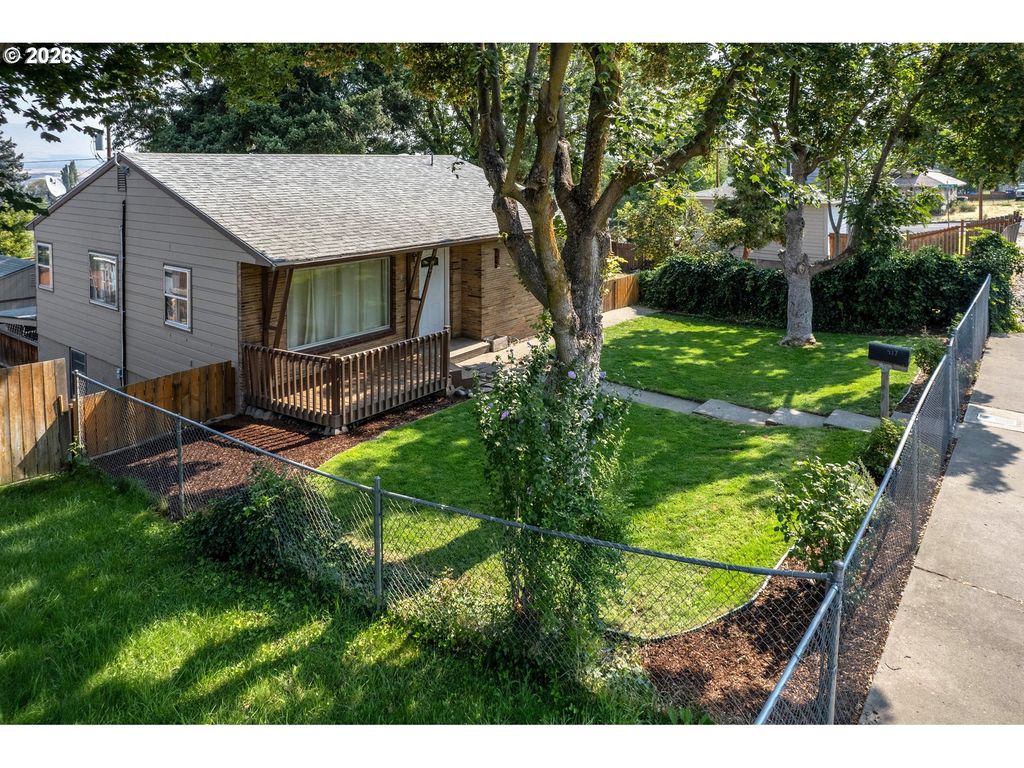 417 E 13th St, The Dalles