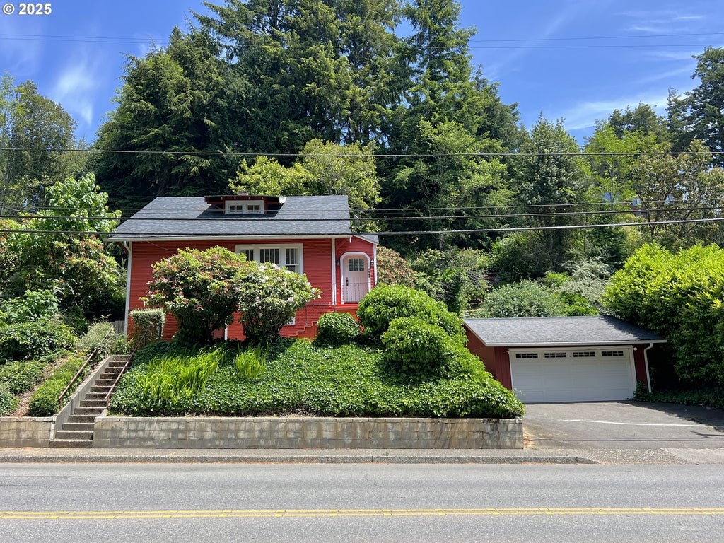 560 N 10th St, Coos Bay