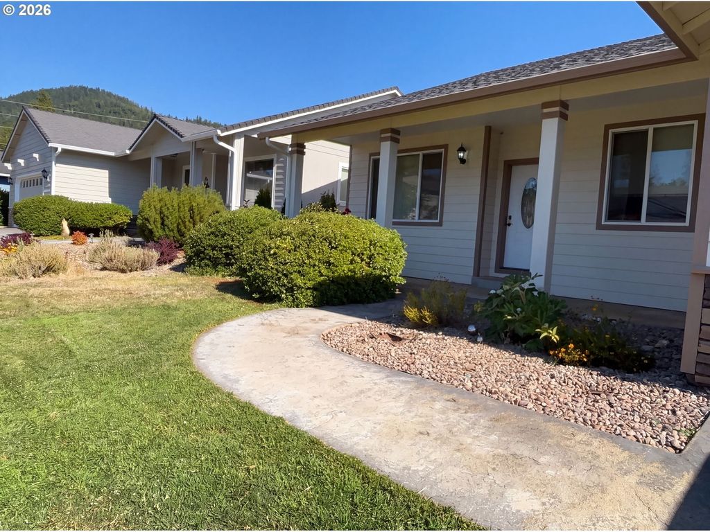 235 Cedar Brook Ln, Cave Junction