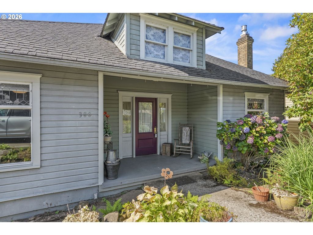 380 Columbia St, Cathlamet