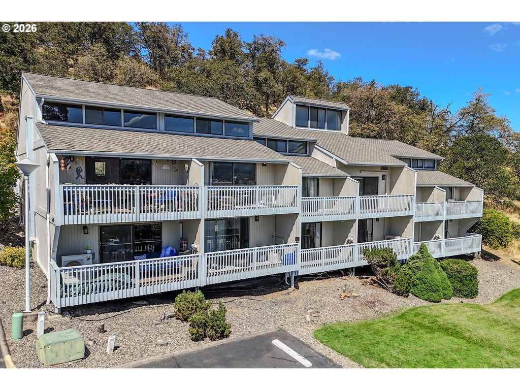 28 Nw Mountain View Dr, Roseburg