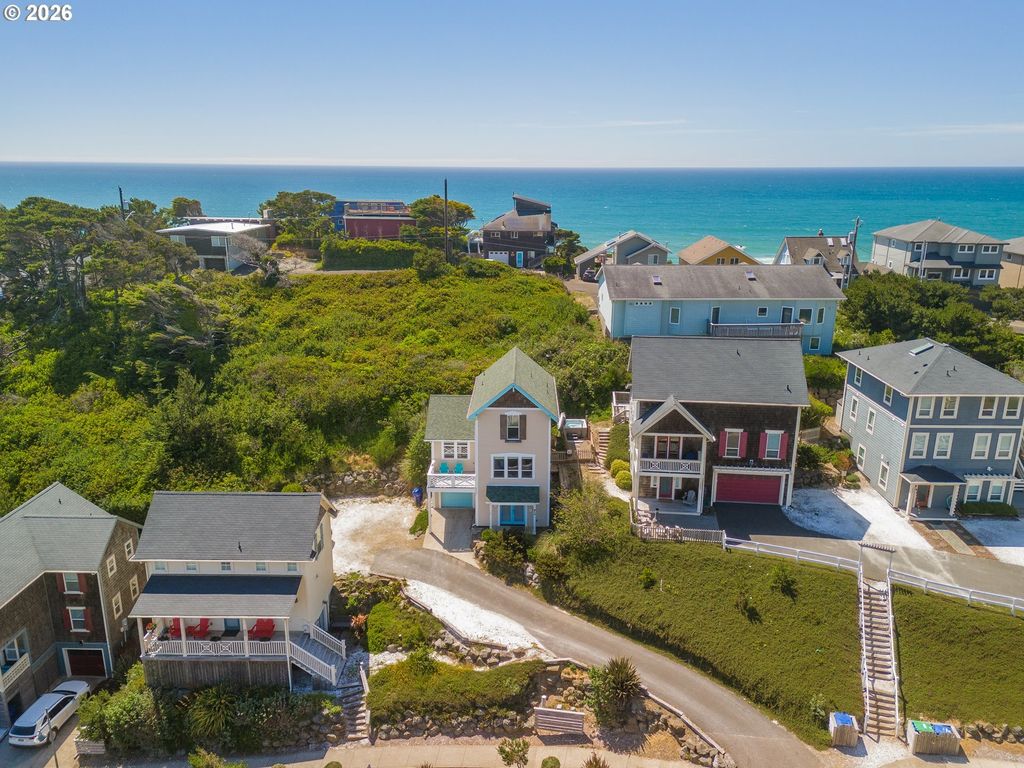 2601 Sw Anemone Ave, Lincoln City