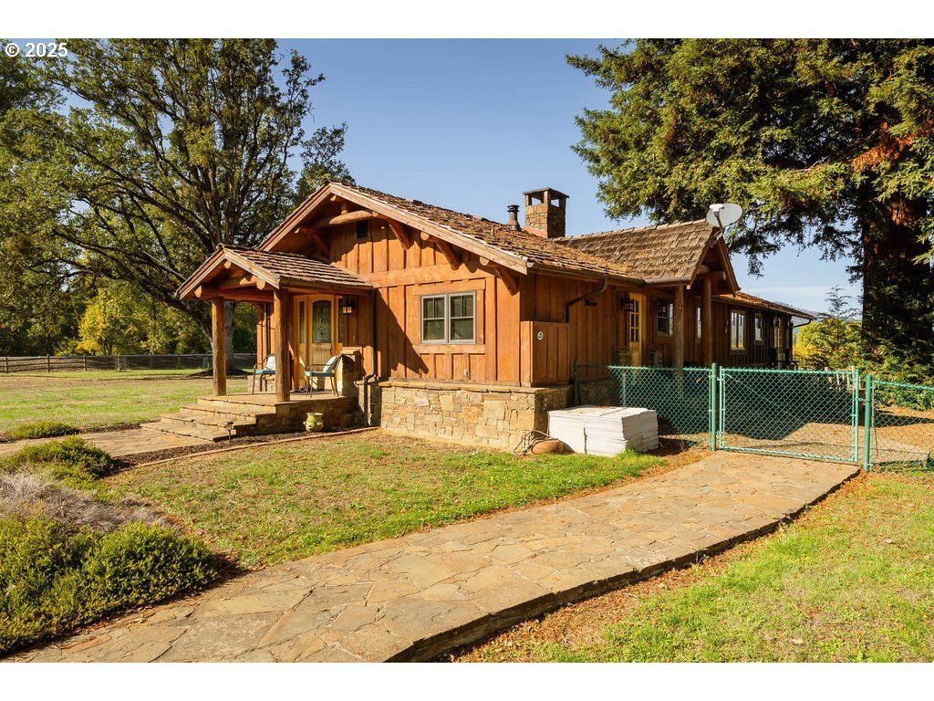 8690 Lookingglass Rd, Roseburg