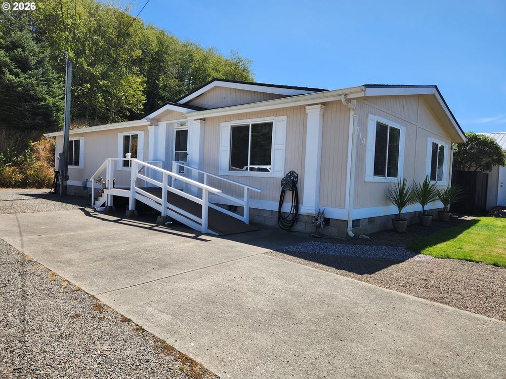 710 Clearlake Ave, Winchester Bay