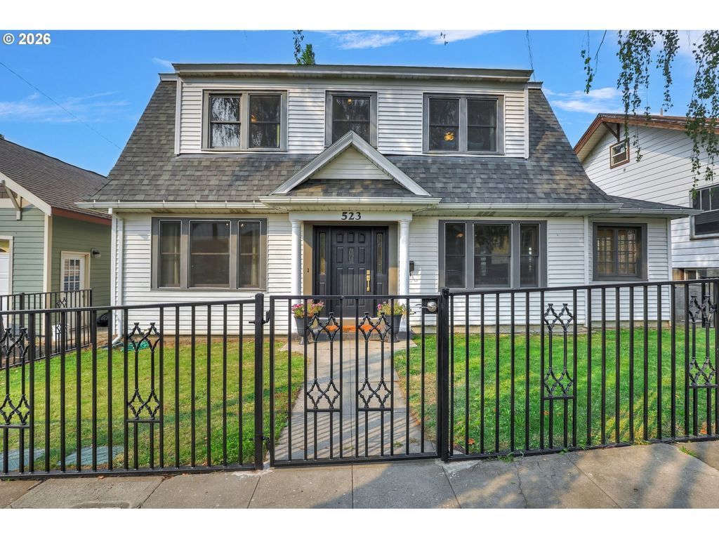 523 E 9th St, The Dalles