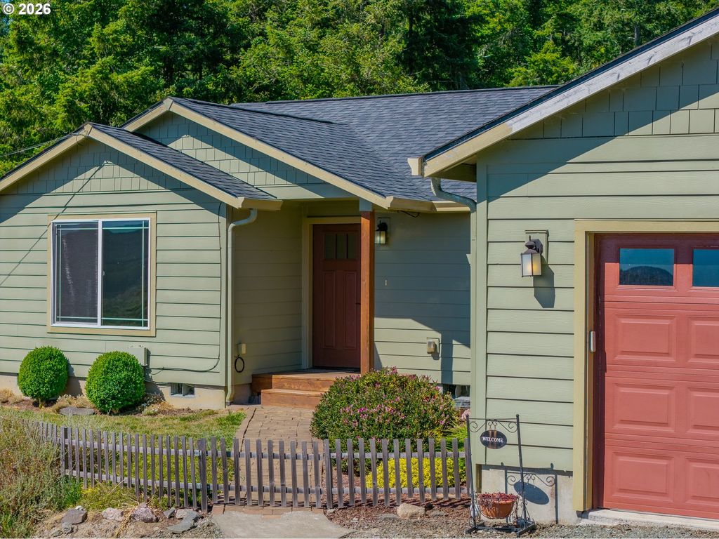 2217 King Ln, Myrtle Point