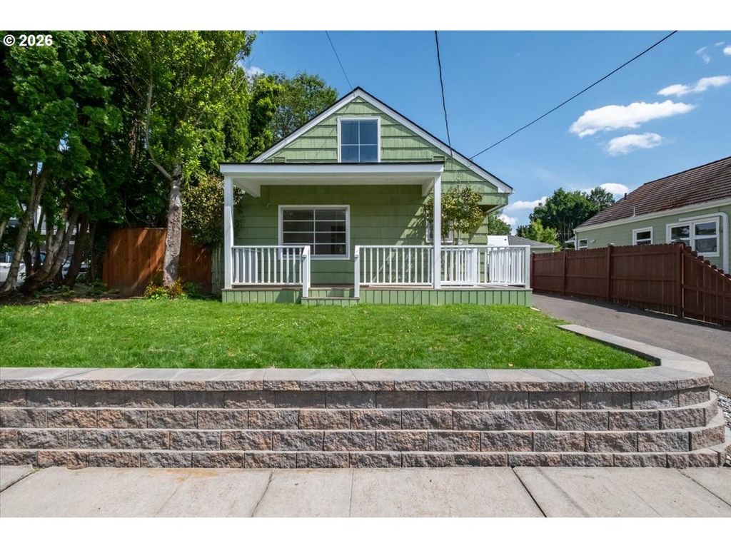 1020 N 3rd St, Woodburn
