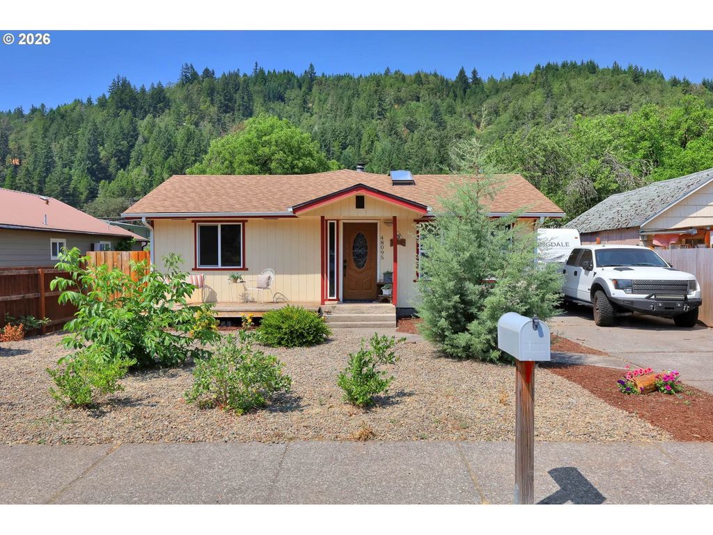 48095 Commercial St, Oakridge