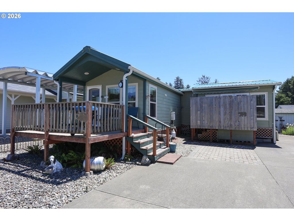 16 Pine Ln, Lakeside