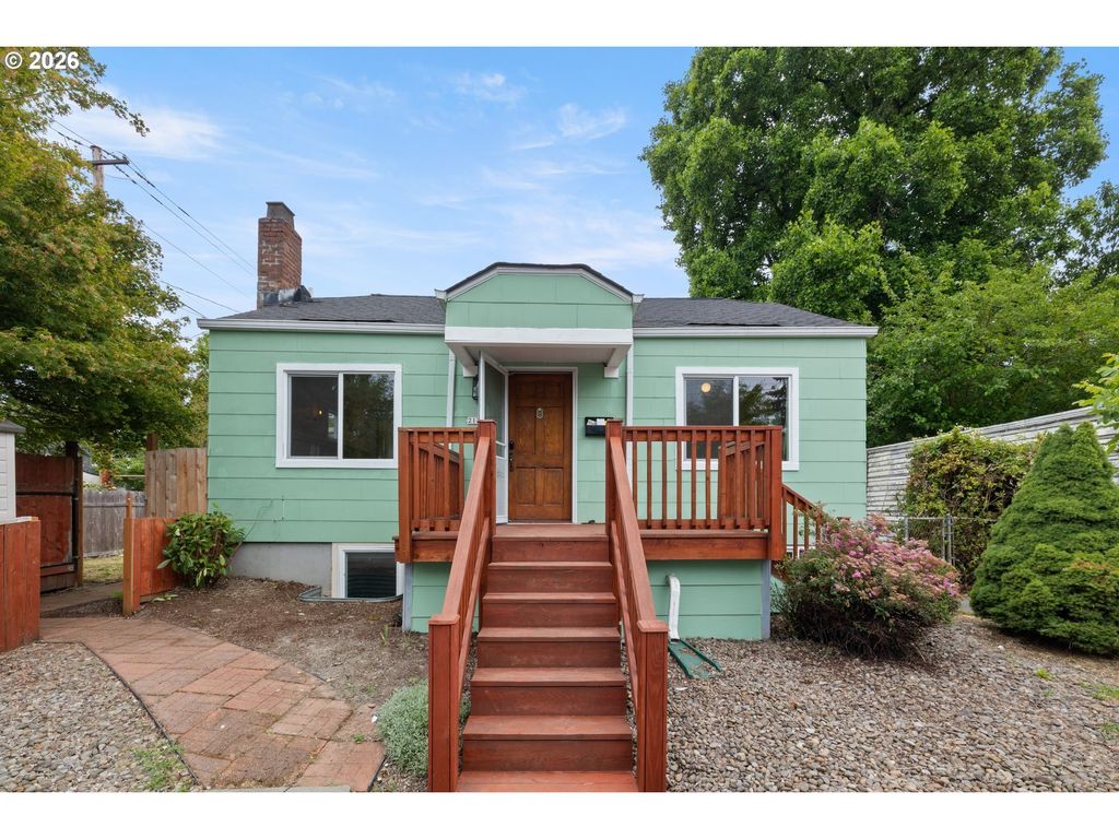 2132 Se Reedway St, Portland
