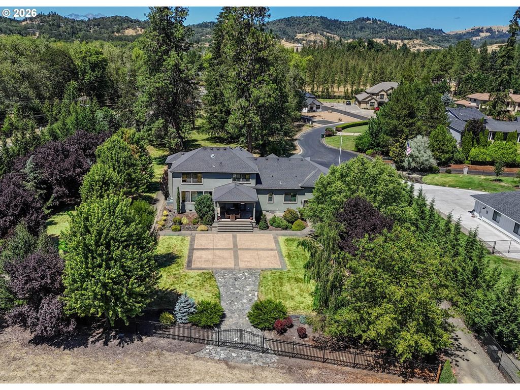 104 River Club Dr, Roseburg