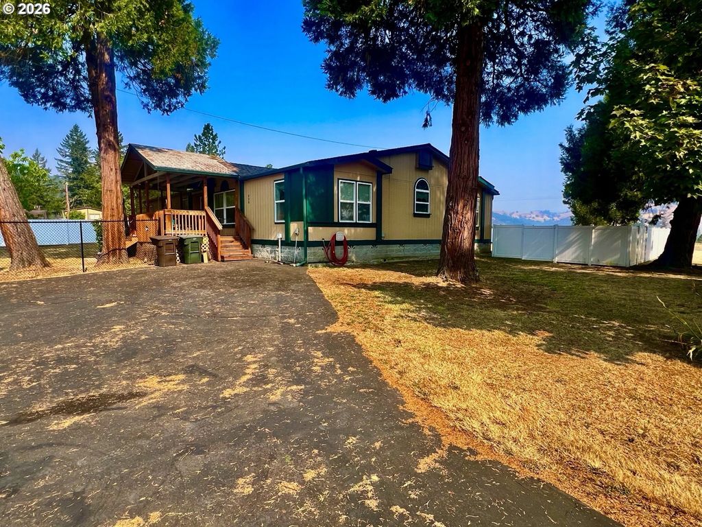 220 Wild River Dr, Roseburg