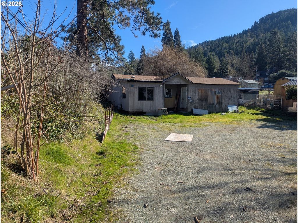 301 B Ave, Canyonville