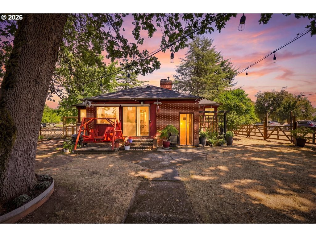 1003 S Hillhurst Rd, Ridgefield
