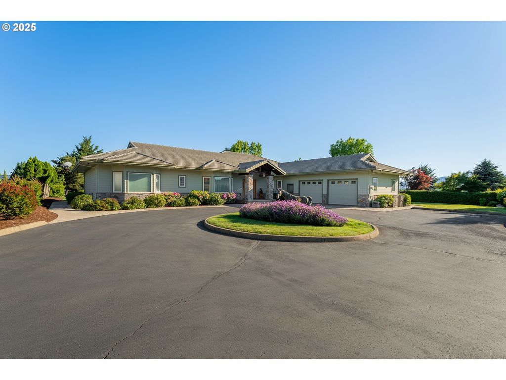 245 Fairway Village Ln, Roseburg