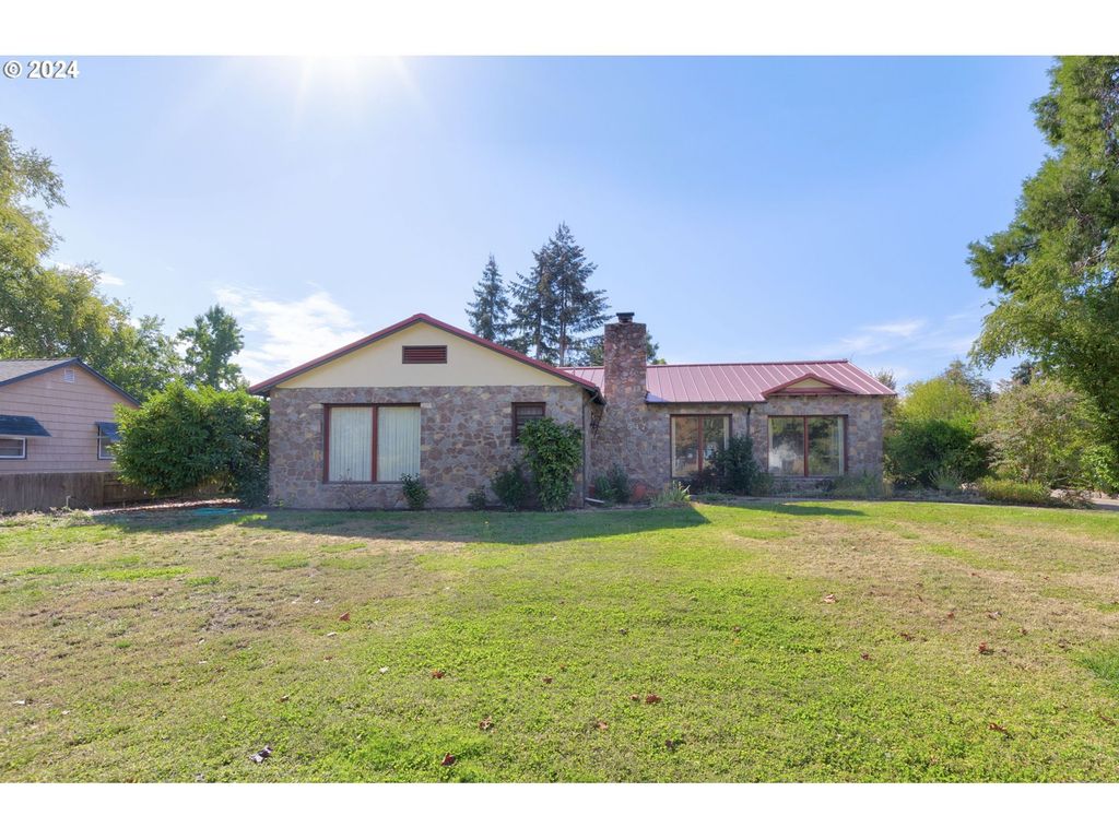 547 Oakdale Dr, Medford